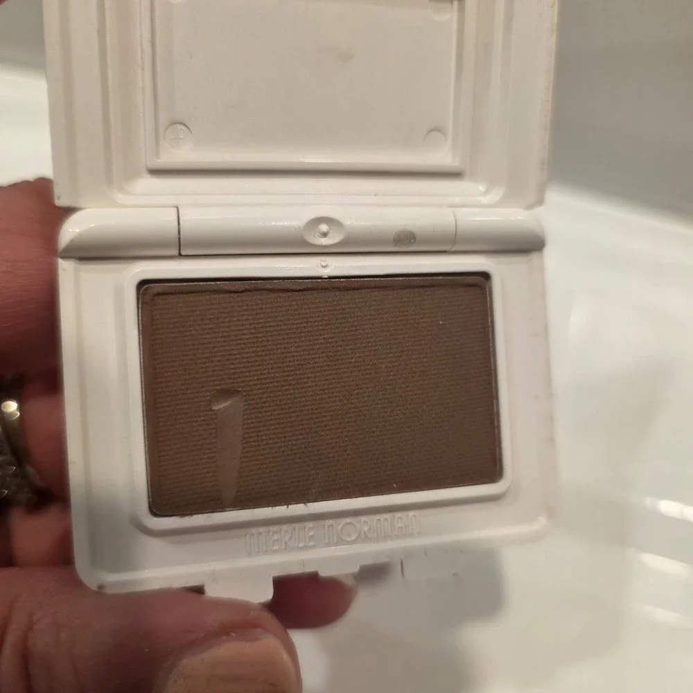 Merle‎ Norman Powder Rich Eyeshadow Cappuccino
